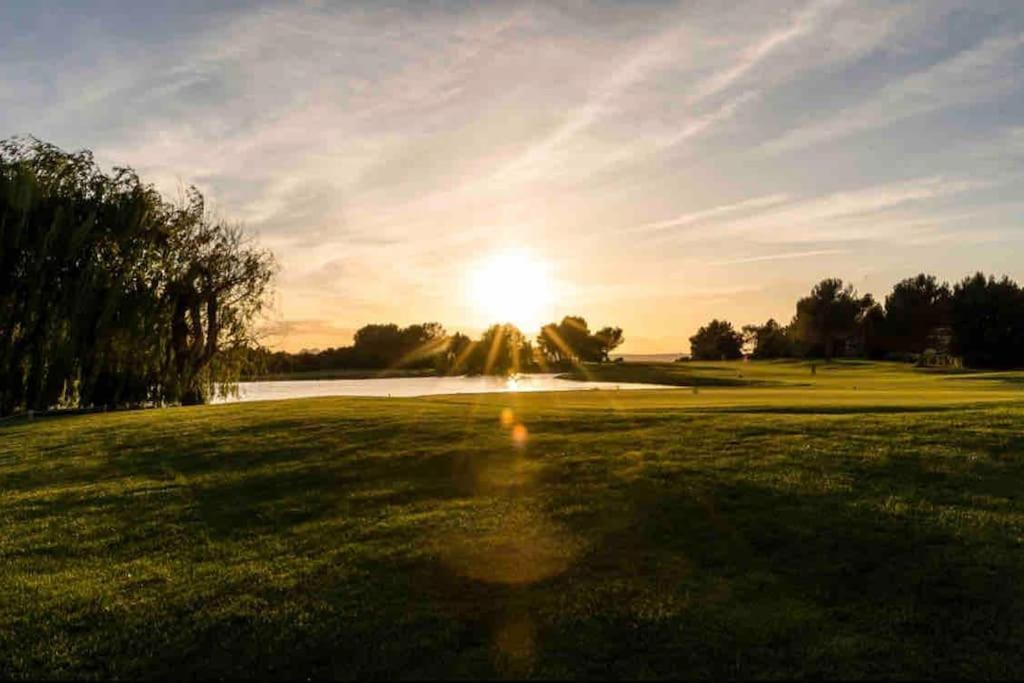 Moment De Detente Sur Le Golf De Pont-Royal Mallemort Luaran gambar